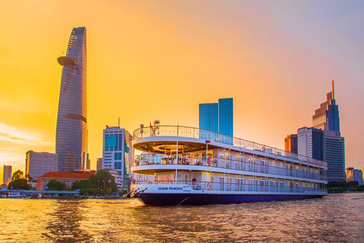 Tour in motoscafo al tramonto di Saigon: Un viaggio di lusso attraverso Ho Chi Minh City