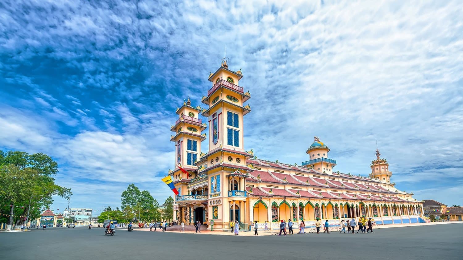 Tempio Cao Dai e Monte della Vergine Nera: Un Viaggio tra Spiritualità e Natura