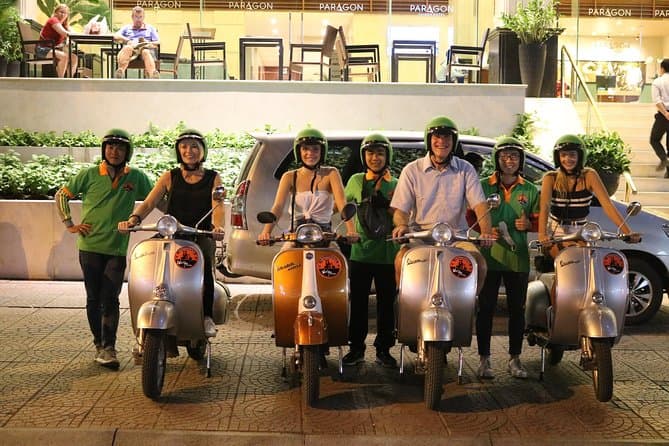 Saigon Dopo Il Tramonto: Tour Gastronomico in Moto & Vicoli Nascosti