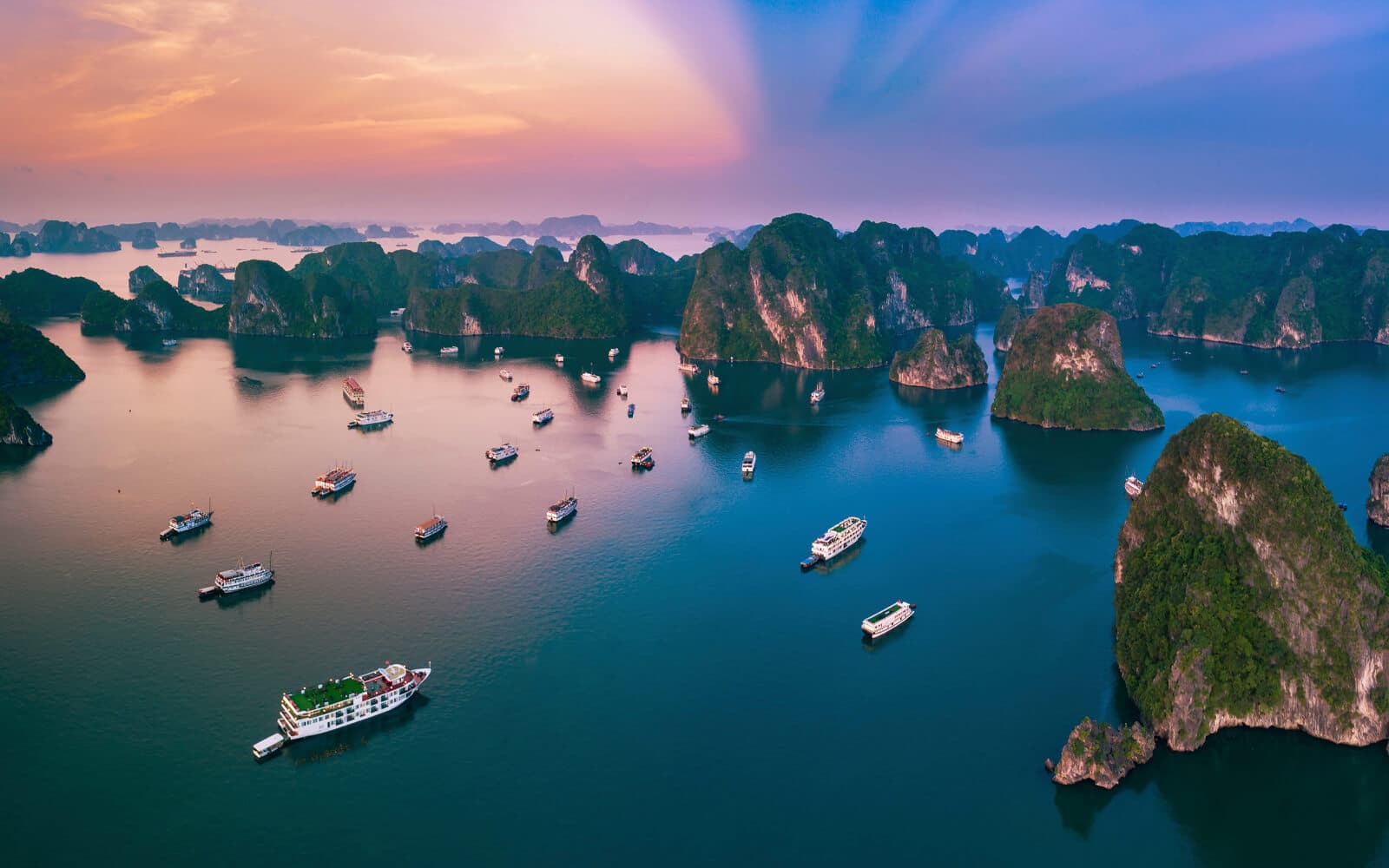 Croisière de Luxe d'une Journée à Halong Bay : Grottes et Îles Merveilleuses - Une Voyage de Découverte de 6 Heures